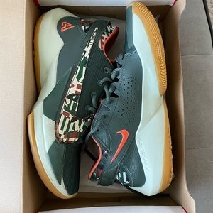 Men’s 10.5 Nike Zoom Freak 2 with box.